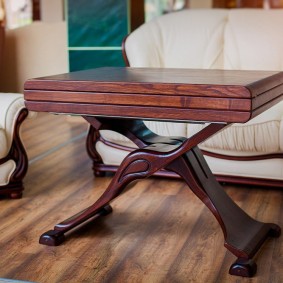طاولة خشبية مع آلية قابلة للطي