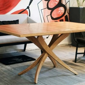 שולחן עם רגליים מעוקלות לסלון