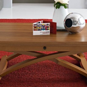طاولة قابلة للتحويل على عجلات في غرفة المعيشة
