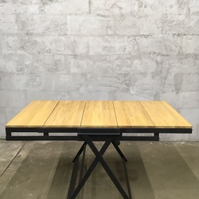طاولة قابلة للطي ذات طراز محلي الصنع