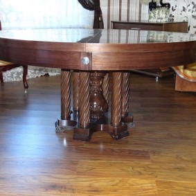 طاولة خشبية مستديرة