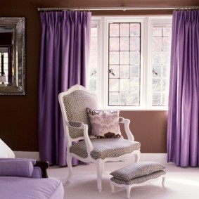 Violetie aizkari skaistā viesistabā