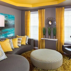Modern bir oturma odasında sarı perdeler