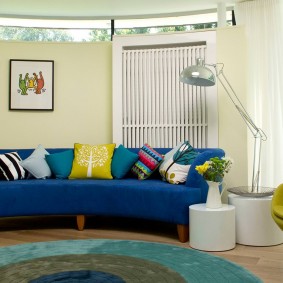 Arc-shaped sofa in blue tones