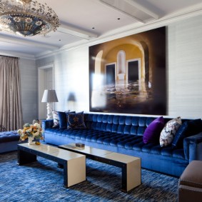 Thảm màu xanh trong phòng khách hiện đại.
