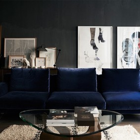 Sofa màu xanh trong một nội thất tối