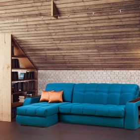 Özel bir evin tavan arasında köşe kanepe