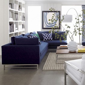 Podea gri din sufragerie cu canapea albastră