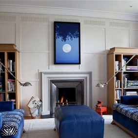 صورة زرقاء فوق الموقد في غرفة المعيشة