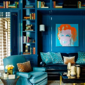 Oturma odasında mavi duvarlar