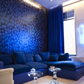 Blue wallpaper in the living room