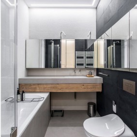 Bồn tắm hẹp với gương trên tường