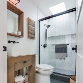 Đồ nội thất bằng gỗ trong phòng tắm nhỏ gọn
