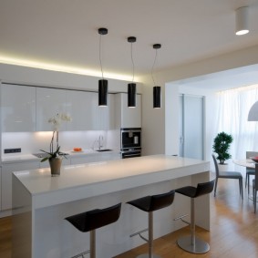 Oturma odası mutfağının tasarımında minimalizm