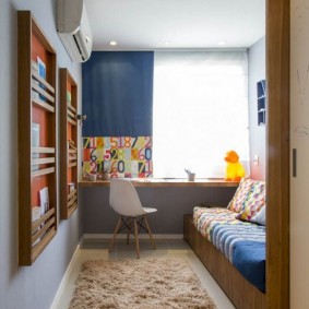 שטיח צר בחדר השינה של ילדים קטנים