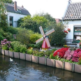 Moulin décoratif sur un terrain avec étang