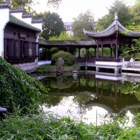 Gazebo de style oriental au bord d'un étang.