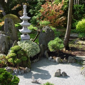Japon tarzı küçük kaya bahçesi