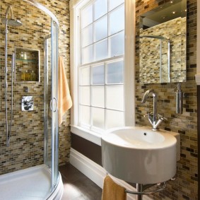 Carreaux de mosaïque dans la salle de bain avec fenêtre