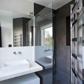Compartimentare din sticlă între chiuvetă și duș