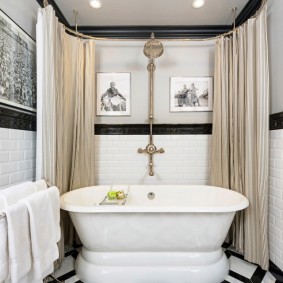 Sàn nhà màu đen và trắng trong một phòng tắm riêng