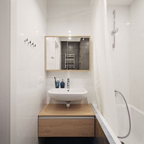 Lavabo compact dans une salle de bain étroite