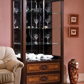 Pahare de vin de sticlă pe rafturile vitrinei livingului