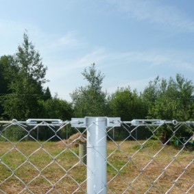 Câble pour fixer le treillis sur le poteau de clôture