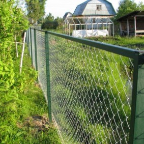 سياج منطقة الحديقة مع شبكة على الإطار من الزوايا