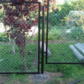 Cadres de coins en acier sur une clôture de jardin