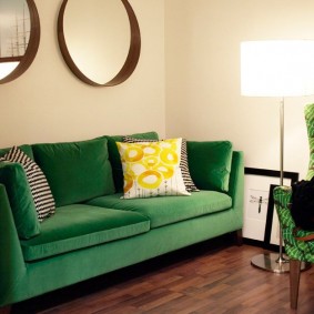 ديكور حائط مرآة على أريكة خضراء