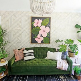 Yeşil kanepe üzerinde çiçekli panel