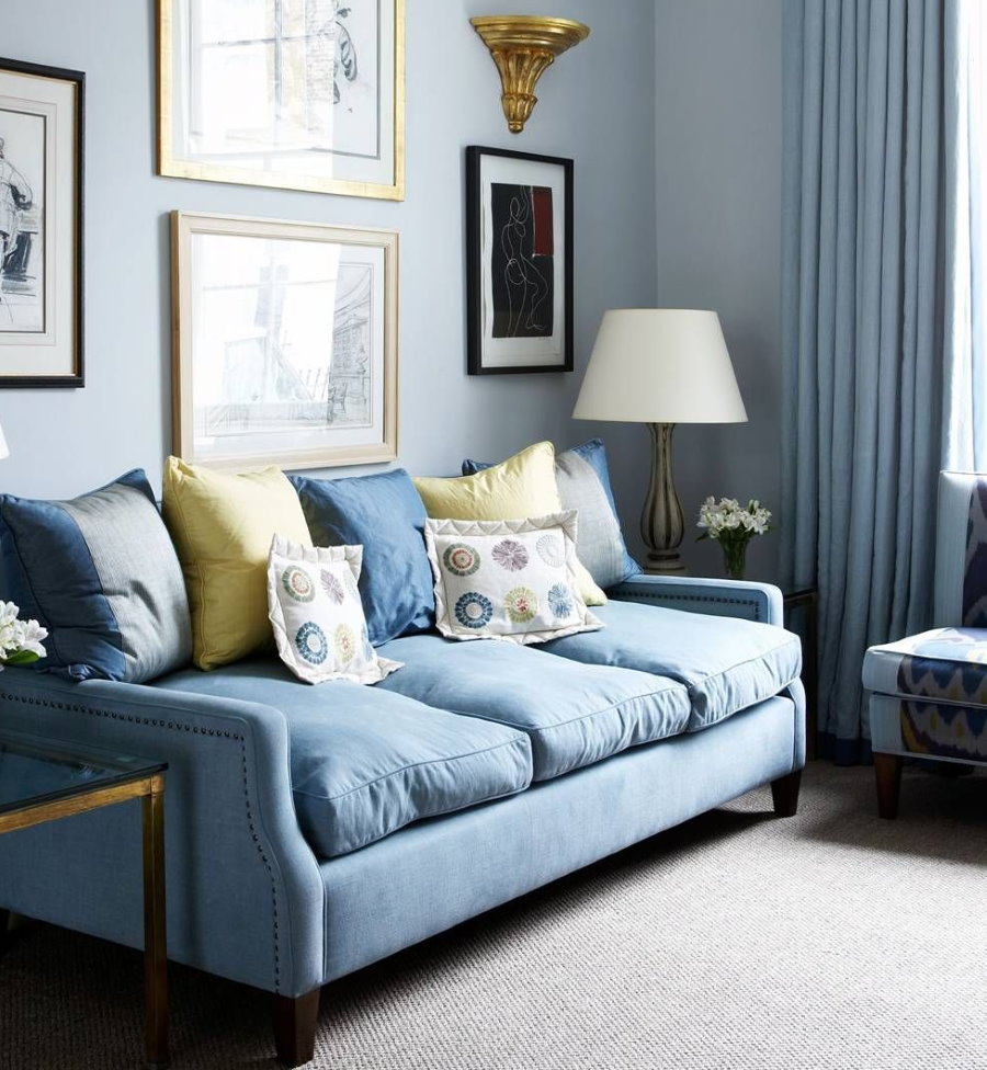 Mazs zils dīvāns viesistabā
