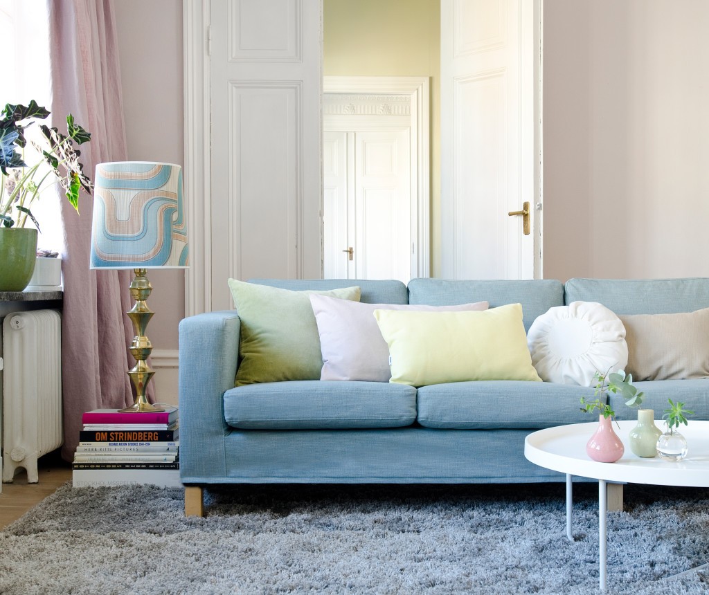 Canapé bleu dans un salon confortable