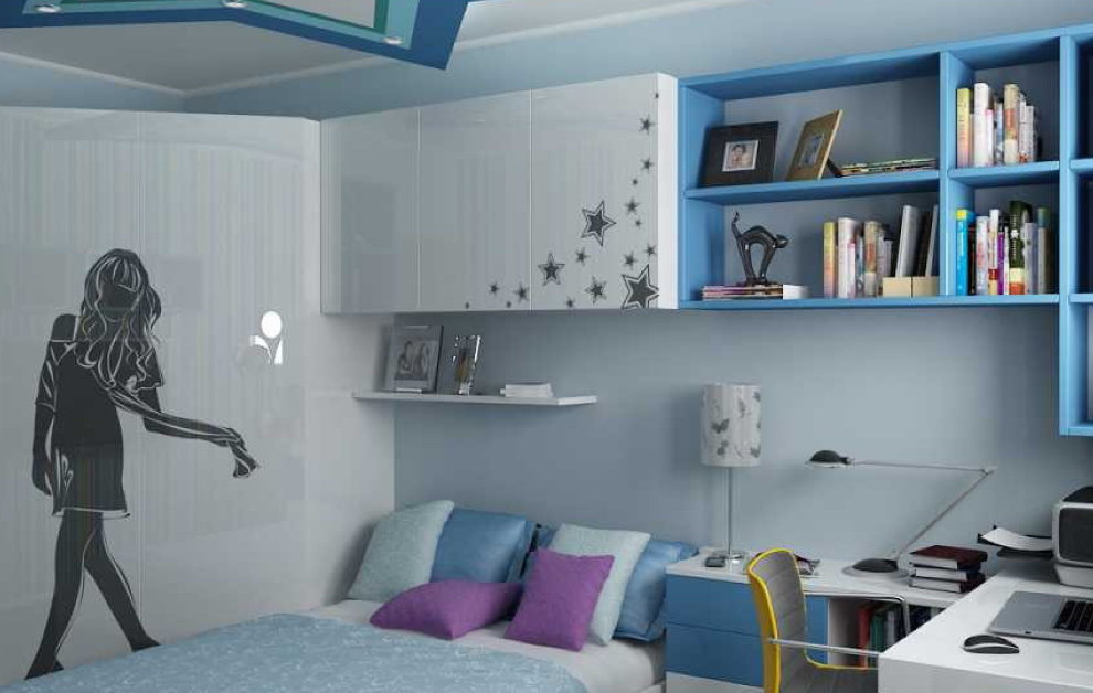 Yaratıcı bir genç için bir odanın duvarındaki mavi raflar