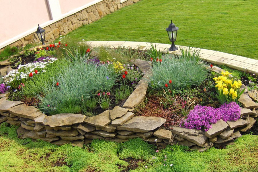 Sử dụng đá tự nhiên để trang trí sân vườn