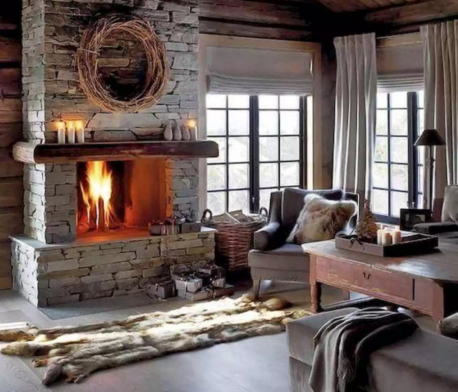 مدفأة في غرفة المعيشة في منزل خشبي على الطراز النرويجي