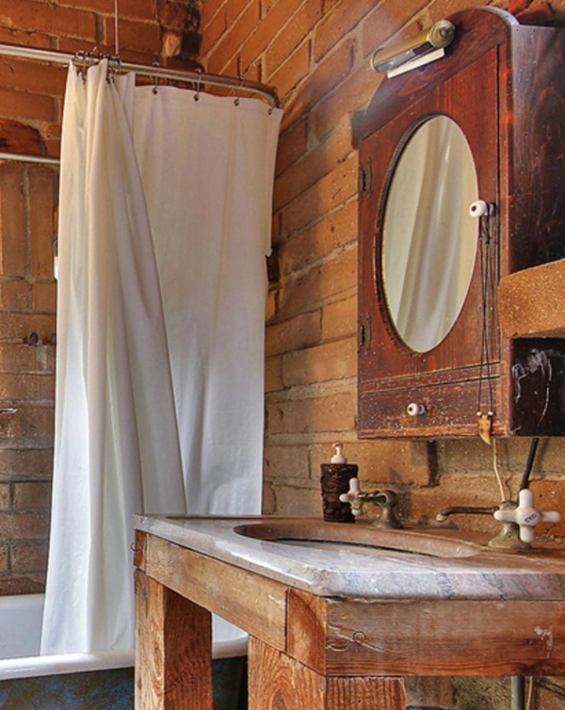 Chân đế làm bằng các khối gỗ dưới bồn rửa trong phòng tắm