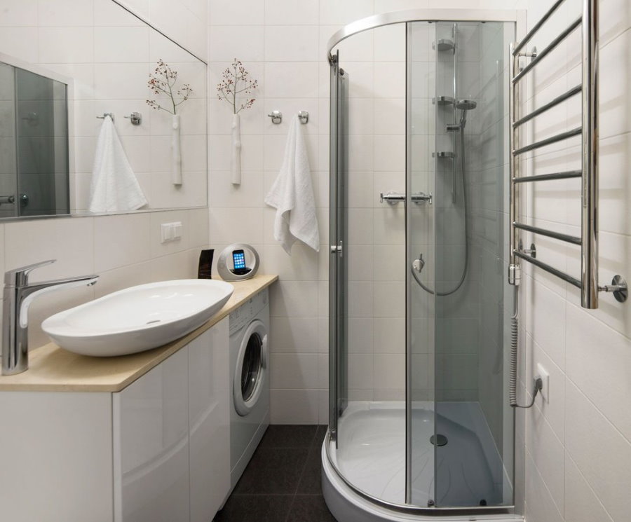 Cabine de douche d'angle dans une salle de bain de 3 m²