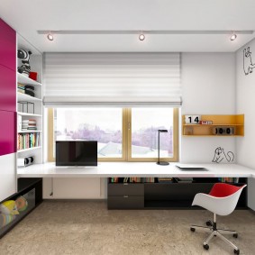 Pépinière design avec un bureau au lieu d'un rebord de fenêtre