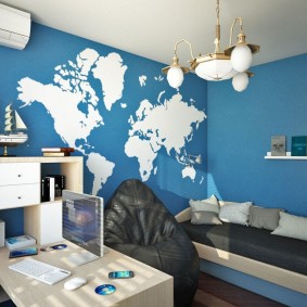 Carte du monde sur un mur bleu