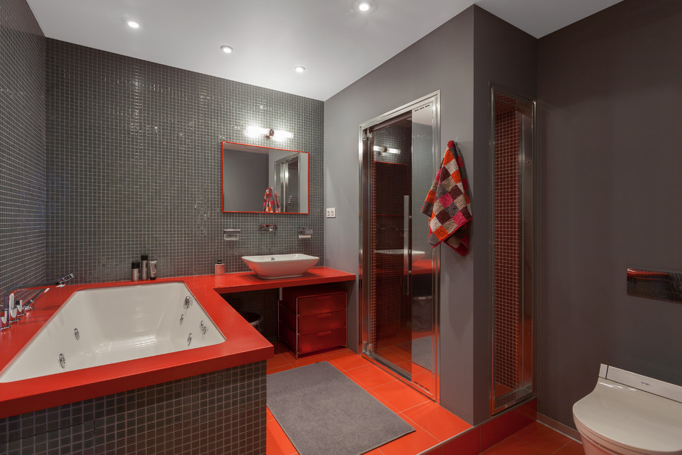 Sarkanpelēka vannas istaba ar dušu