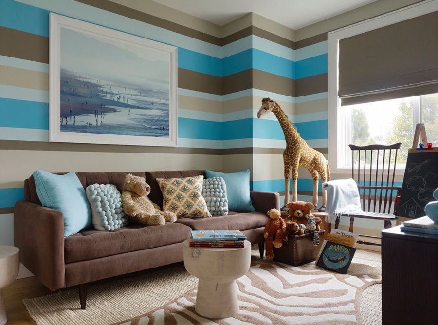 Blue and brown stripes on the wallpaper in the nursery