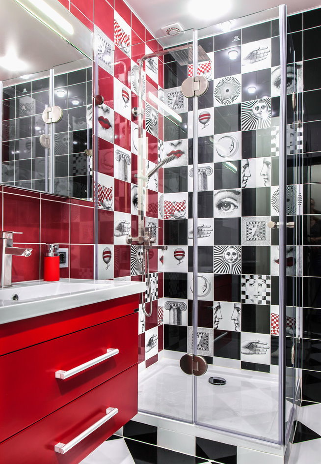 Piédestal rouge sous l'évier dans la salle de bain de 3 m²