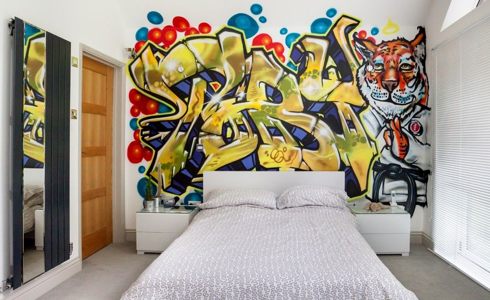 Bir genç kızın yatağında grafiti