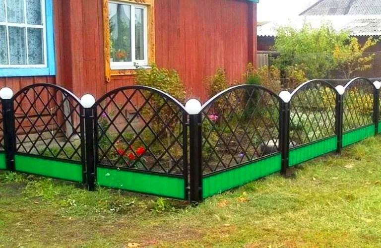 Ön bahçe için güzel metal çit