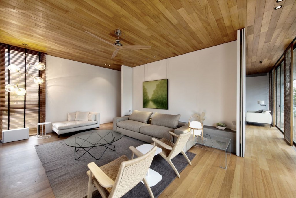 מינימליזם בחלקו הפנימי של בית עשוי עץ