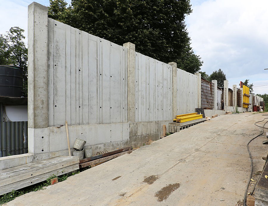 Monolitik bir beton çit inşaatı