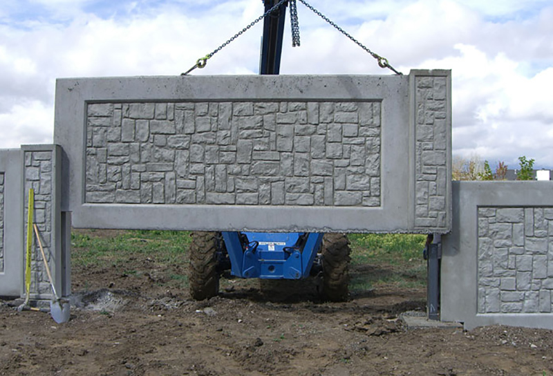Installation de la section de clôture en béton