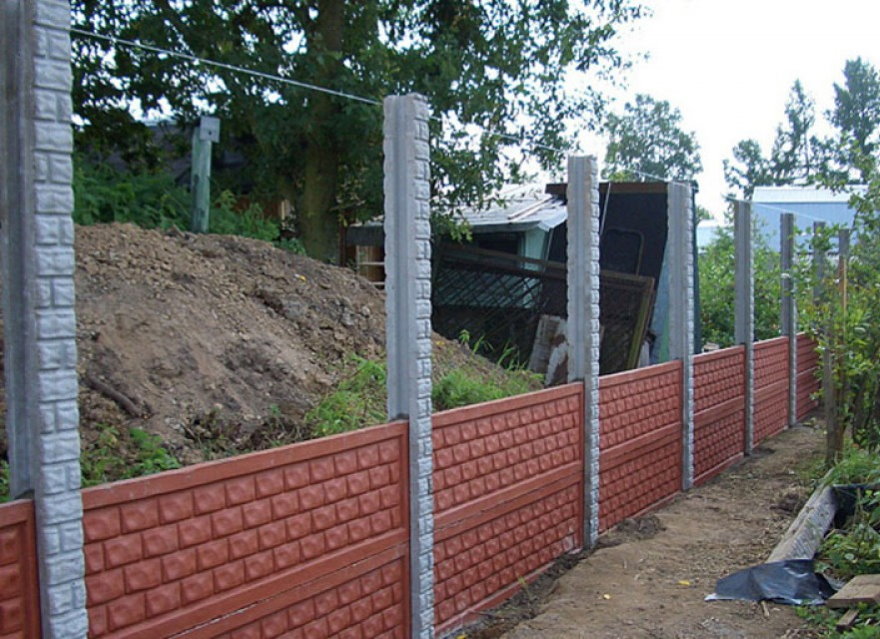 Installation d'une clôture sectionnelle en béton armé